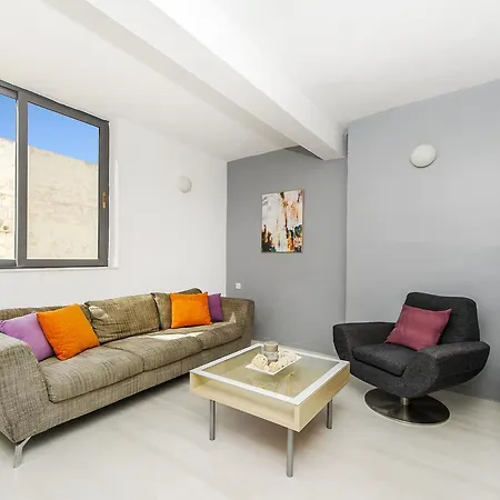 Colourful Penthouse Theoria Travel Apartment *